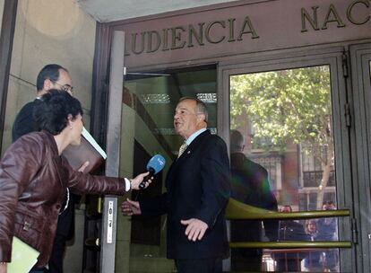 El general Navarro conversa con periodistas, ayer en la entrada de la Audiencia Nacional.