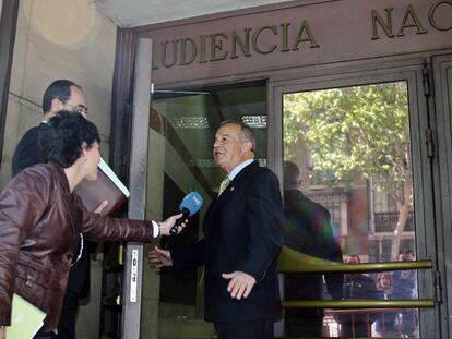 El general Navarro conversa con periodistas, ayer en la entrada de la Audiencia Nacional.