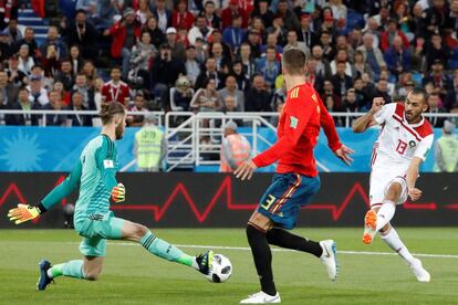 El delantero marroquí Khalid Boutaïb (d) marca el 0-1, durante el partido España-Marruecos, del Grupo B del Mundial de Fútbol de Rusia 2018, en el Estadio de Kaliningrado.