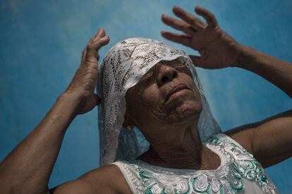 Una mujer durante una celebración religiosa llamada Umbanda, el 19 de febrero de 2017, en Brasil. La ceremonia es parte de una religión sincrética afro-brasileña que mezcla elementos de la tradición africana con el catolicismo, espiritismo y creencias indígenas.