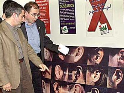 Ayer, Javier Madrazo mostró el cartel a Gaspar Llamazares.