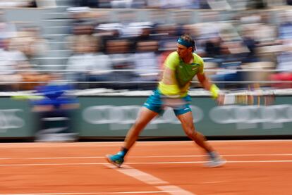 Nadal golpea la pelota durante el partido contra Thompson en la Philippe Chatrier.