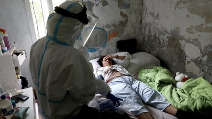 Doctor Marta Calvo, from the SUMMA emergency crew, attends to Mónica Rosario in her home in Madrid.