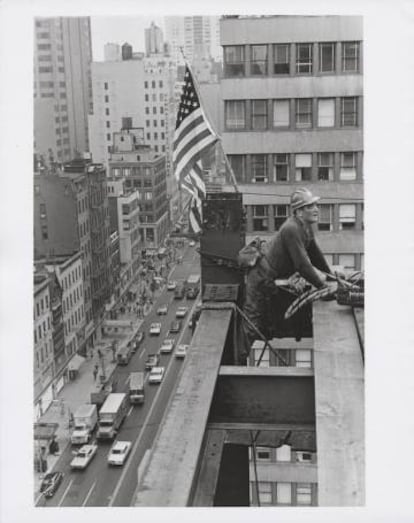 Sufrían vértigo como cualquier mortal pero lo suplían con una inédita destreza de movimiento. En la imagen, el herrero Walter Jay Goodleaf, apoyado en una viga de acero en Nueva York. |