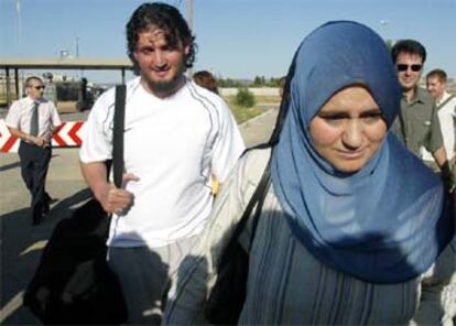 Hamed Abderrahman Hamed, junto a su hermana Nasija, a la puerta de la prisión de Alcalá-Meco.