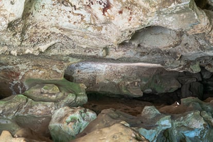 Interior de la cueva de Célebes, Indonesia.