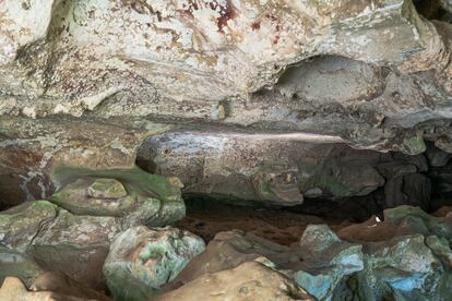 Interior de la cueva de Célebes, Indonesia.