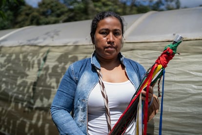 Eliana Medina, representante del resguardo Nasa de Cohetando, en el Laboratorio de procesamiento de la planta de coca, en el municipio de Páez (Cauca), el 31 de mayo de 2024.