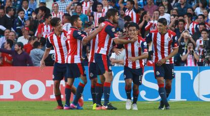 Los jugadores del Guadalajara celebran su gol