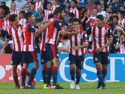 Los jugadores del Guadalajara celebran su gol