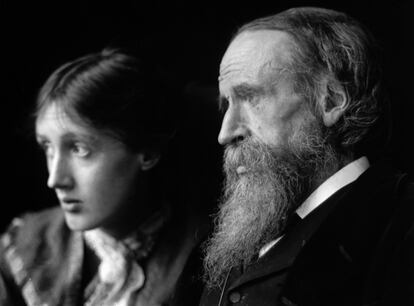 La escritora Virginia Woolf con su padre, el crítico Sir Leslie Stephen, en una imagen fechada en torno a 1900.