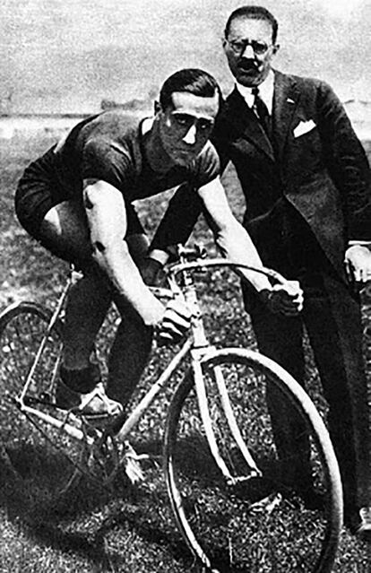 José María Yermo montado en su bicicleta en los Juegos de 1928 en Ámsterdam.