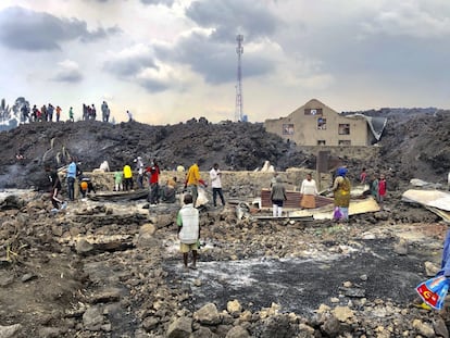 El 11 de mayo, el Observatorio ya advirtió en un informe sobre la situación de los volcanes de la cordillera de Virunga -Nyamulagira y Nyiragongo- de que los dos “están muy activos, particularmente el Nyiragongo, donde se observan algunos seísmos híbridos esporádicos”. “Esta actividad aún no afecta a las zonas habitadas, pero merecen una atención particular de seguimiento”, recomendaba en su informe el Observatorio. En la imagen, aspecto de una zona de Goma cubierta de lava, este domingo.