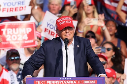 DonaldTrump habla en el mitín, minutos antes del atentado.