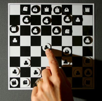 Movimiento de un peón en un tablero de ajedrez.