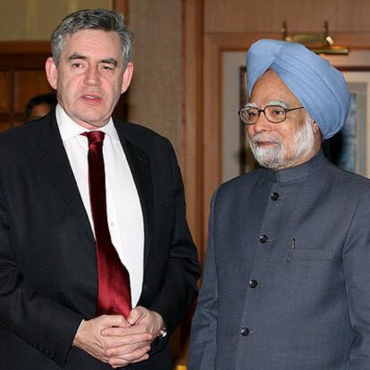 El primer ministro británico, Gordon Brown, conversa con su homólogo indio, Manmohan Singh, antes de su desayuno de trabajo en Nueva Delhi