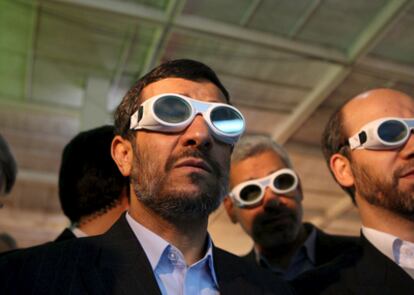 El presidente de Irán, Mahmoud Ahmadineyad, visita una exposición sobre tecnología láser hoy domingo, en Teherán.