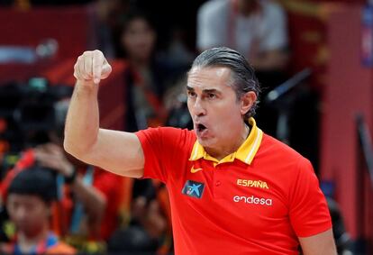 El entrenador de la selección española de baloncesto, Sergio Scariolo, da instrucciones a sus jugadores.