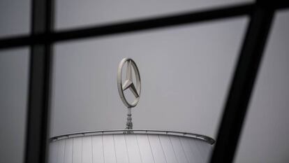 Logo de la marca Mercedes, fabricado por Daimler AG.