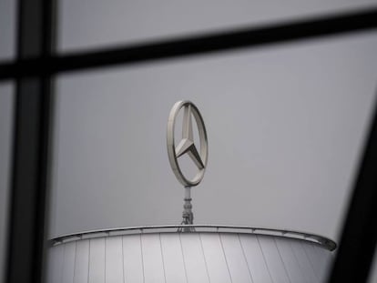 Logo de la marca Mercedes, fabricado por Daimler AG.