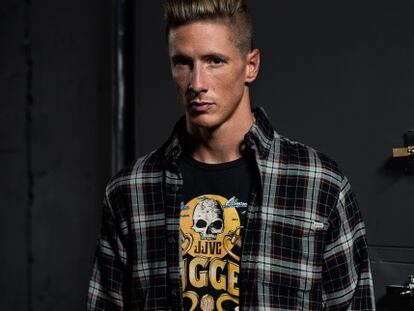 Fernando Torres y su mirada intensa. Viste camisa y camiseta Jack & Jones.