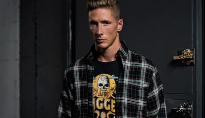Fernando Torres y su mirada intensa. Viste camisa y camiseta Jack & Jones.