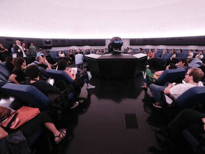 Varias personas en la sala de proyecciones del Planetario renovado. 