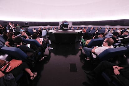 Varias personas en la sala de proyecciones del Planetario renovado.