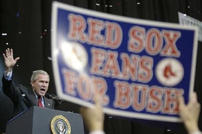 Bush se dirige a los participantes en un mitin electoral en Manchester, en el Estado de New Hampshire.