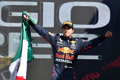 Checo Pérez celebra en el podio su tercer lugar en el Gran Premio de Ciudad de México.