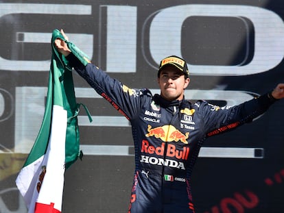 Checo Pérez celebra en el podio su tercer lugar en el Gran Premio de Ciudad de México.