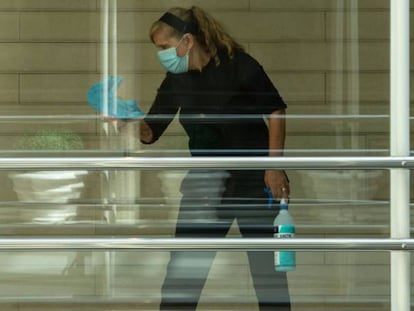 Una trabajadora limpia los cristales en una vivienda el pasado mes de julio.