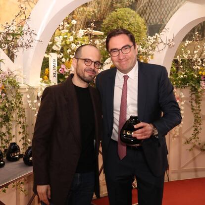 Daniel García, director de ICON, y Olivier Cheronnet, director general del sur de Europa de Hermès, en la entrega del premio Nuevo Clásico para Terre d'Hermès Eau Intense Vétiver.
