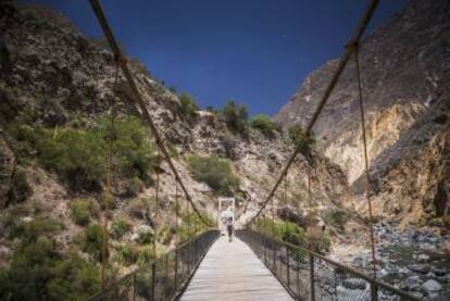 Cruzando un puente en el trekking del cañón del Colca, al sur de Perú.