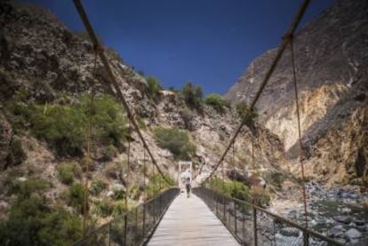 Cruzando un puente en el trekking del cañón del Colca, al sur de Perú.