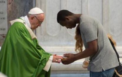 Un migrante agradece al Papa la misa celebrada el viernes en la basílica de San Pedro.