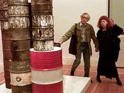 Christo y Jeanne-Claude, ante un embalaje de barriles de aceite realizado en 1958-1959.