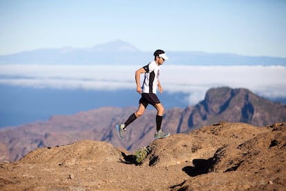 Alejandro López, paciente de artritis psoriásica y aficionado a las carreras de montaña, en el Roque Nublo (Gran Canaria), con el Teide al fondo.