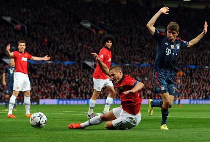 El defensa del Manchester United Nemanja Vidic cae tras la entrada de Thomas Mueller mediocampista del Bayern Munich.