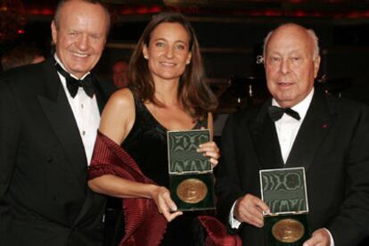 Jesús de Polanco (a la derecha), con Roberto Hernández y la esposa de éste, Claudia Madrazo, tras recibir el pasado jueves en Nueva York la Medalla Sorolla de la Hispanic Society of America.