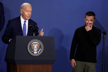 El presidente Zelenski ríe luego de que Biden corrigiera su error de llamarle Putin.