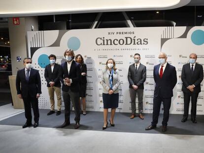 Foto de familia de los ganadores de los Premios CincoDías a la Innovación Empresarial 2021. En primera fila, Rafael Herrador, director territorial Madrid Metropolitana, de CaixaBanx; Rosauro Varo, vicepresidente de PRISA; la vicepresidenta primera y ministra de Asuntos Económicos y Transformación Digital, Nadia Calviño; José Antonio Vega, director de CincoDías; Carlos Nuñez, presidente de PRISA Media. En segunda fila: Luis Bardaji, CEO de Truksters; Regla Bejarano, directora de la Fundación Cruzcampo; Francisco Cortés Martínez, director ejecutivo de Sensia; Rafael Mateo, CEO de Acciona Energía; Antón Martínez, director de Enagás Renovable.
 