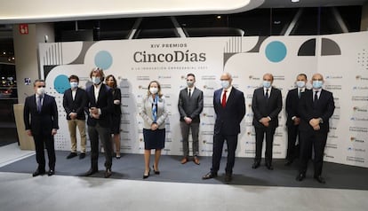 Foto de familia de los ganadores de los Premios CincoDías a la Innovación Empresarial 2021. En primera fila, Rafael Herrador, director territorial Madrid Metropolitana, de CaixaBanx; Rosauro Varo, vicepresidente de PRISA; la vicepresidenta primera y ministra de Asuntos Económicos y Transformación Digital, Nadia Calviño; José Antonio Vega, director de CincoDías; Carlos Nuñez, presidente de PRISA Media. En segunda fila: Luis Bardaji, CEO de Truksters; Regla Bejarano, directora de la Fundación Cruzcampo; Francisco Cortés Martínez, director ejecutivo de Sensia; Rafael Mateo, CEO de Acciona Energía; Antón Martínez, director de Enagás Renovable.
 