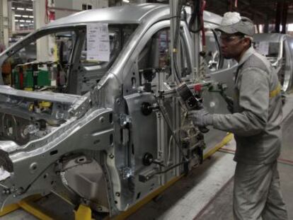 Un trabajador de la l&iacute;nea de Dacia en su planta de Marruecos. 