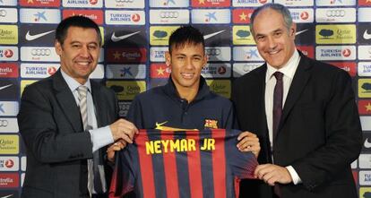 Club president Josep Maria Bartomeu (l), Neymar (c) and sporting director Andoni Zubizarreta at the Brazilian soccer player’s presentation in June 2013.