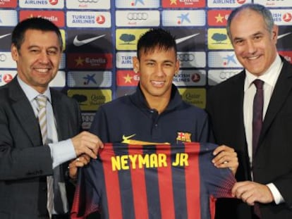 Bartomeu, Neymar y Zubizarreta durante la presentación de futbolista el 3 de junio de 2013.