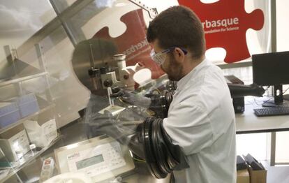 Un investigador en un laboratorio del CIC Nanogune de San Sebastián.