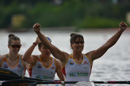 La asturiana Sara Ouzande, en primer término, celebra el bronce en el Mundial de Piragüismo de 2023. Forma parte del K4-500 clasificado para los Juegos Olímpicos de París.