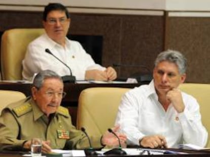 El presidente de Cuba, Raúl Castro (i), habla junto al primer vicepresidente Miguel Díaz-Canel (d) y el canciller Bruno Rodríguez (atrás) en La Habana (Cuba). EFE/Archivo