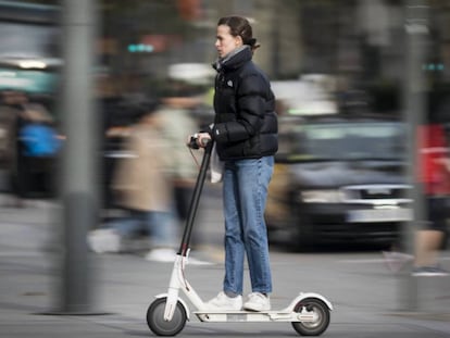 Una mujer se traslada en un patinete eléctrico, en una imagen de archivo